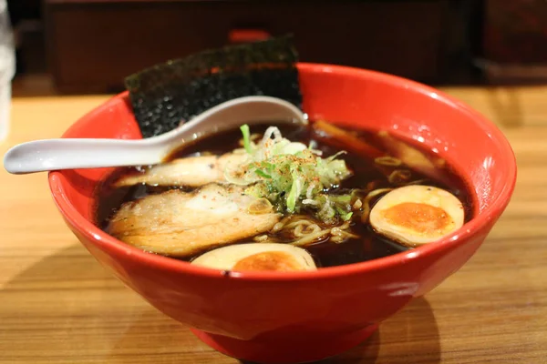 黒いスープ日本の麺ダークラーメン — ストック写真