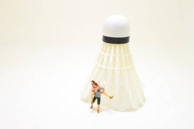 Badminton 'lu genç bir çift gülüyor ve eğleniyor..