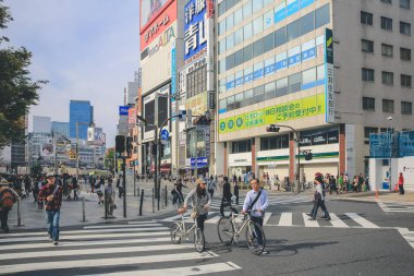Sokak manzaralı ünlü alışveriş merkezi bölgesi Shinjuku 3 Kasım 2013