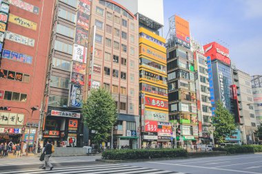 3 Kasım 2013 'te Shinjuku bölgesinde dükkanları ve restoranları olan bir sokak.