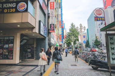 3 Kasım 2013 'te Shinjuku bölgesinde dükkanları ve restoranları olan bir sokak.