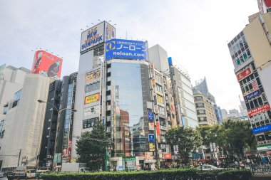 3 Kasım 2013 'te Shinjuku bölgesinde dükkanları ve restoranları olan bir sokak.