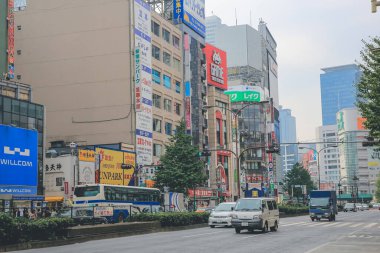3 Kasım 2013 'te Shinjuku bölgesinde dükkanları ve restoranları olan bir sokak.