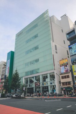 3 Kasım 2013 'te Shinjuku bölgesinde dükkanları ve restoranları olan bir sokak.