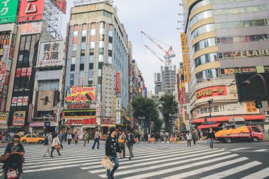 3 Kasım 2013 'te Shinjuku bölgesinde dükkanları ve restoranları olan bir sokak.