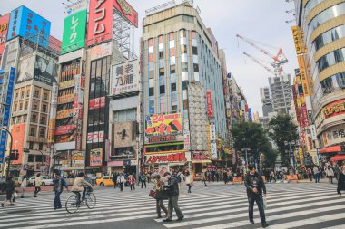 3 Kasım 2013 'te Shinjuku bölgesinde dükkanları ve restoranları olan bir sokak.