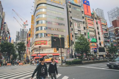 3 Kasım 2013 'te Shinjuku bölgesinde dükkanları ve restoranları olan bir sokak.