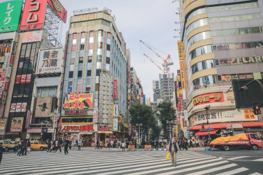 3 Kasım 2013 'te Shinjuku bölgesinde dükkanları ve restoranları olan bir sokak.