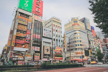 3 Kasım 2013 'te Shinjuku bölgesinde dükkanları ve restoranları olan bir sokak.