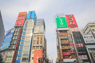 3 Kasım 2013 'te Shinjuku bölgesinde dükkanları ve restoranları olan bir sokak.