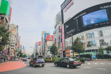 3 Kasım 2013 'te Shinjuku bölgesinde dükkanları ve restoranları olan bir sokak.