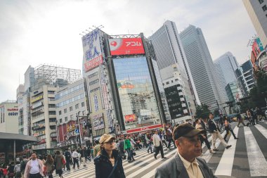 3 Kasım 2013 'te Shinjuku bölgesinde dükkanları ve restoranları olan bir sokak.