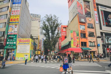 3 Kasım 2013 'te Shinjuku bölgesinde dükkanları ve restoranları olan bir sokak.