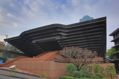 Tokyo, Japonya 'daki Reiyukai Shakaden Tapınağı' nın üçgen binası. Kasım 2013