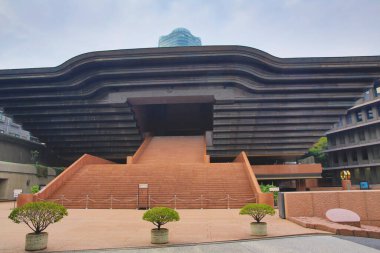 Tokyo, Japonya 'daki Reiyukai Shakaden Tapınağı' nın üçgen binası. Kasım 2013