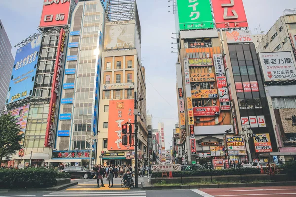 3 Kasım 2013 'te Shinjuku bölgesinde dükkanları ve restoranları olan bir sokak.