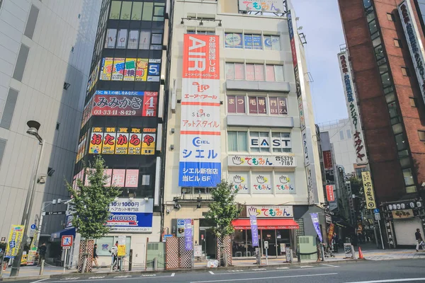 2013年11月3日新宿区有商店和餐馆的街道 — 图库照片