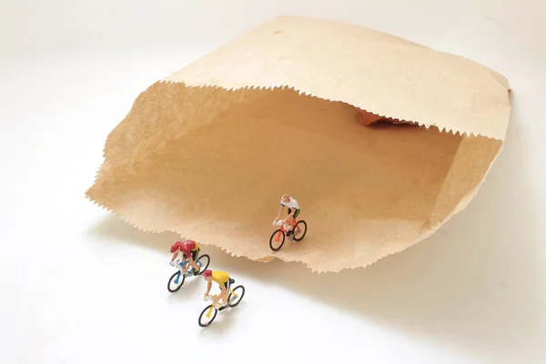 Мини Велосипедная Фигурка Бумажного Мешка — стоковое фото