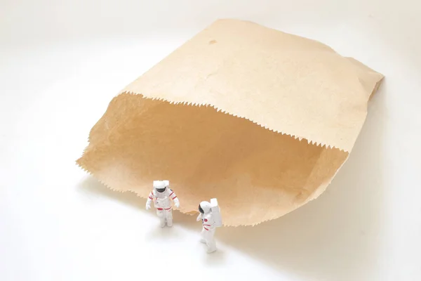 紙袋から宇宙飛行士が — ストック写真