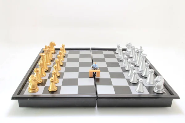 Üzletember Sakktáblája Egy Sakkfigurával — Stock Fotó