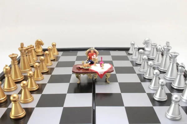 Figurka Muže Šachovnice Šachovou Figurkou — Stock fotografie