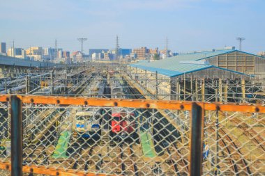 1 Kasım 2013 Banliyö treni Kanazawa Country Side 'a yaklaşmaktadır.