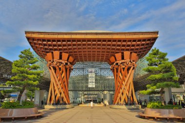 Tsuzumimon, JR Kanazawa İstasyonu 'nun doğu girişinde bulunuyor. 1 Kasım 2013