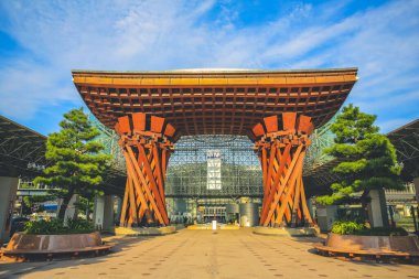 Tsuzumimon, JR Kanazawa İstasyonu 'nun doğu girişinde bulunuyor..