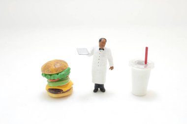 Ev yapımı hamburgerle soğuk kanepe içkisi.