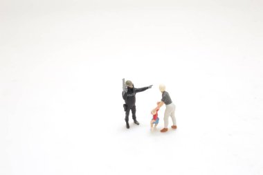 Kilit altındayken polis figürleriyle dolu kutu.