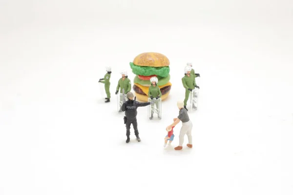警察官は子供がハンバーガーに到達するのを止め — ストック写真