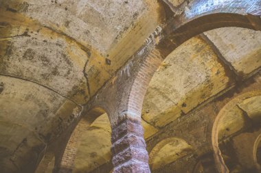 SSP Servis Barajı 'nın tavanını destekleyen sütunlar 15 Nisan 2023