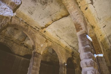 SSP Servis Barajı 'nın tavanını destekleyen sütunlar 15 Nisan 2023