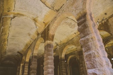 SSP Servis Barajı 'nın tavanını destekleyen sütunlar 15 Nisan 2023