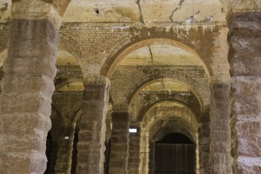 SSP Servis Barajı 'nın tavanını destekleyen sütunlar 15 Nisan 2023