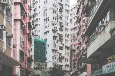 15 Nisan 2023 eski apartman binaları veya Mong kok 'un batısındaki Tong Lau.