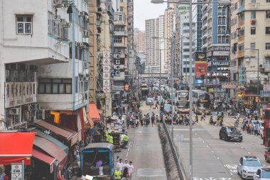 Mong Kok, 15 Nisan 2023 'te Hong Kong' da sokakta yürü.