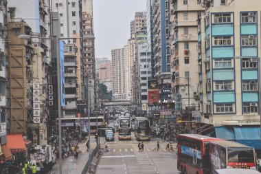 Mong Kok, 15 Nisan 2023 'te Hong Kong' da sokakta yürü.
