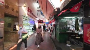 Kowloon, Hong Kong - 15 Nisan 2023: Müşteriler Kowloon 'daki Apliu Caddesi' nden ucuz elektrik malları alıyor.