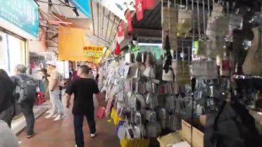 Kowloon, Hong Kong - 15 Nisan 2023: Müşteriler Kowloon 'daki Apliu Caddesi' nden ucuz elektrik malları alıyor.