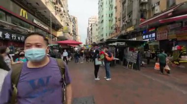 Kowloon, Hong Kong - 15 Nisan 2023: Müşteriler Kowloon 'daki Apliu Caddesi' nden ucuz elektrik malları alıyor.