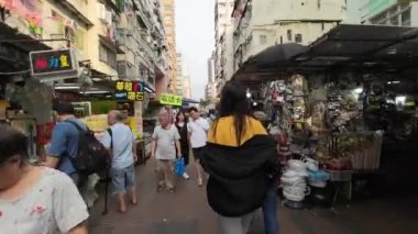 Kowloon, Hong Kong - 15 Nisan 2023: Müşteriler Kowloon 'daki Apliu Caddesi' nden ucuz elektrik malları alıyor.