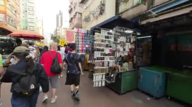 Kowloon, Hong Kong - 15 Nisan 2023: Müşteriler Kowloon 'daki Apliu Caddesi' nden ucuz elektrik malları alıyor.