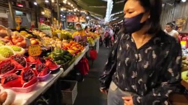 Hong Kong, Yau Ma Tei - 15 Nisan 2022: Hong Kong 'da Toptan Meyve Pazarı.