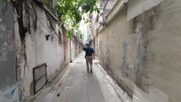 Back View Man Walking Street Kowloon Χονγκ Κονγκ Απριλίου 2023 — Αρχείο Βίντεο