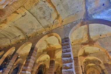 SSP Servis Rezervuarı 'nın tavanını destekleyen sütunlar 22 Nisan 2023