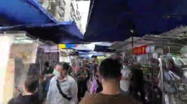 Kowloon, Hong Kong - 15 Nisan 2023: Müşteriler Kowloon 'daki Apliu Caddesi' nden ucuz elektrik malları alıyor.