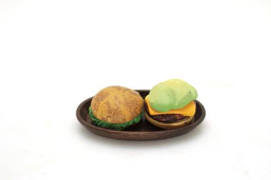 Beyaz arka planda figürlü hamburger..