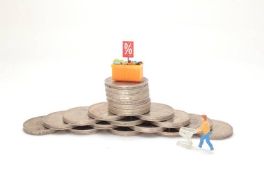 Bozuk para yığınları ve süpermarket ürünleri konseptiyle.