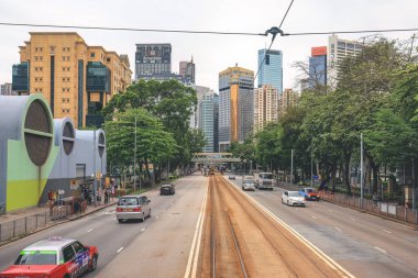 26 Nisan 2023 Wan Chai bölgesindeki ünlü tramvaylı şehir manzarası.